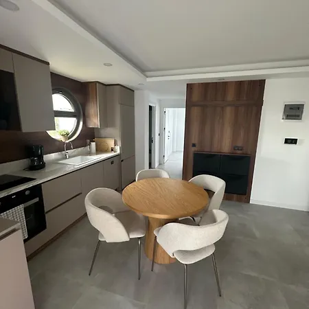 Charmante, Moderne 10 Minuten Fußweg Zum Strand! Apartment